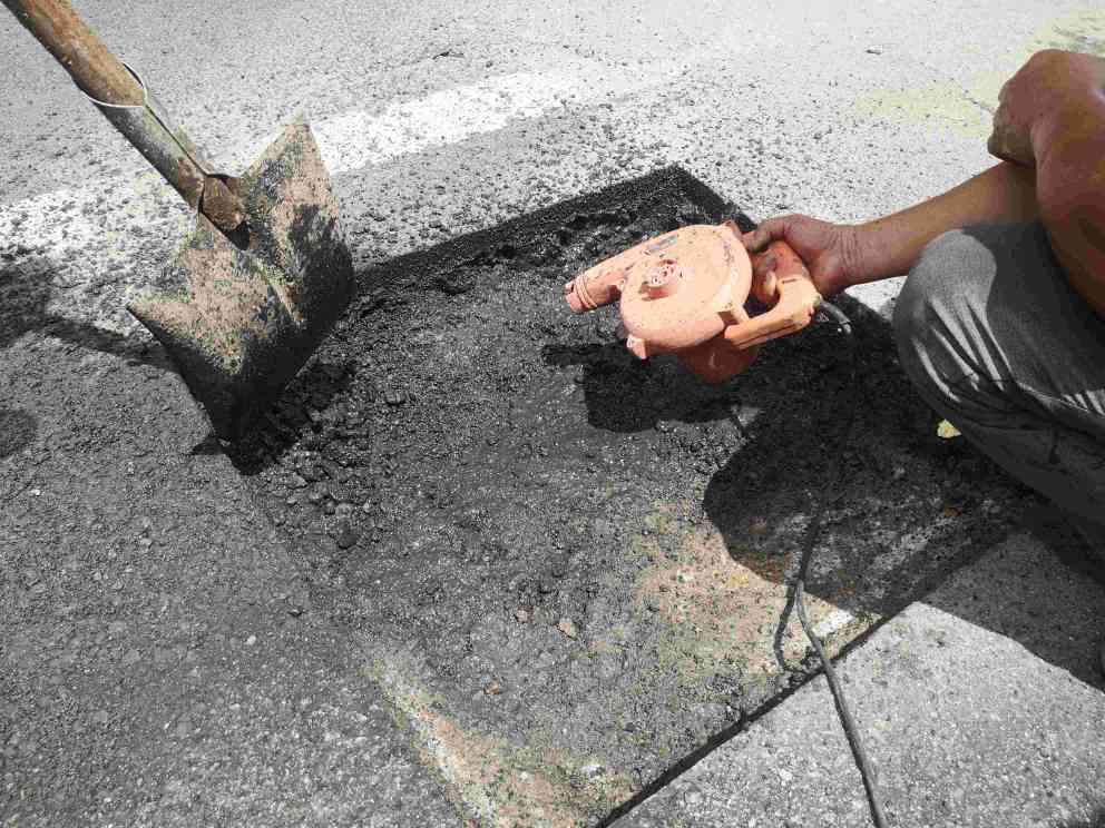 冷補(bǔ)料添加劑是確保道路修復(fù)質(zhì)量的關(guān)鍵 冷補(bǔ)料添加劑是確保道路修復(fù)質(zhì)量的關(guān)鍵